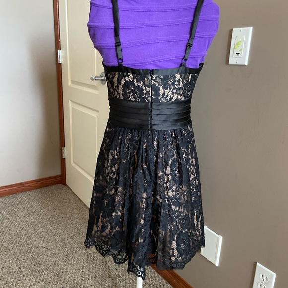 BCBG Dress size 4 - Picture 3 of 4